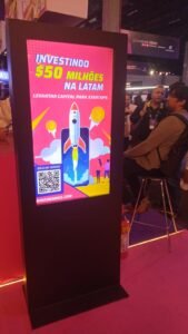ALUGUEL de Totem touch screen interativo para show feiras eventos