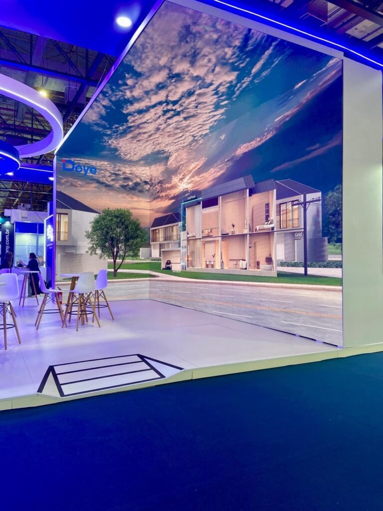 Aluguel de Painel de LED Indoor, Totem de Credenciamento, Projetor e Holobox para Palestras em Florianópolis 2026